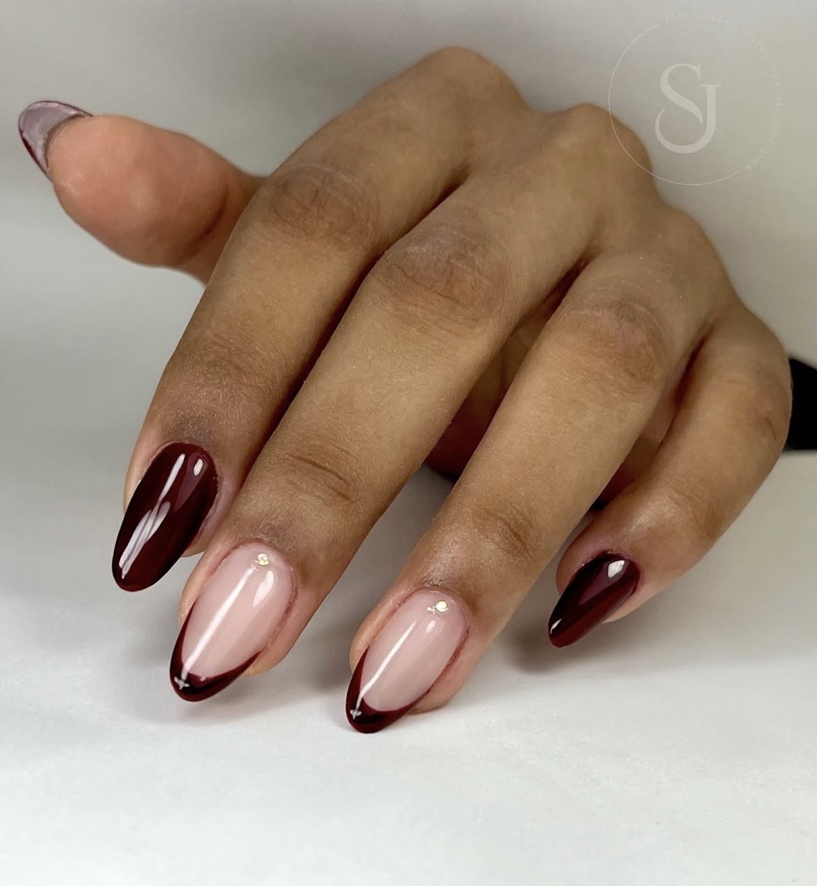 Unhas amendoadas com francesinha marsala e detalhe em cristal