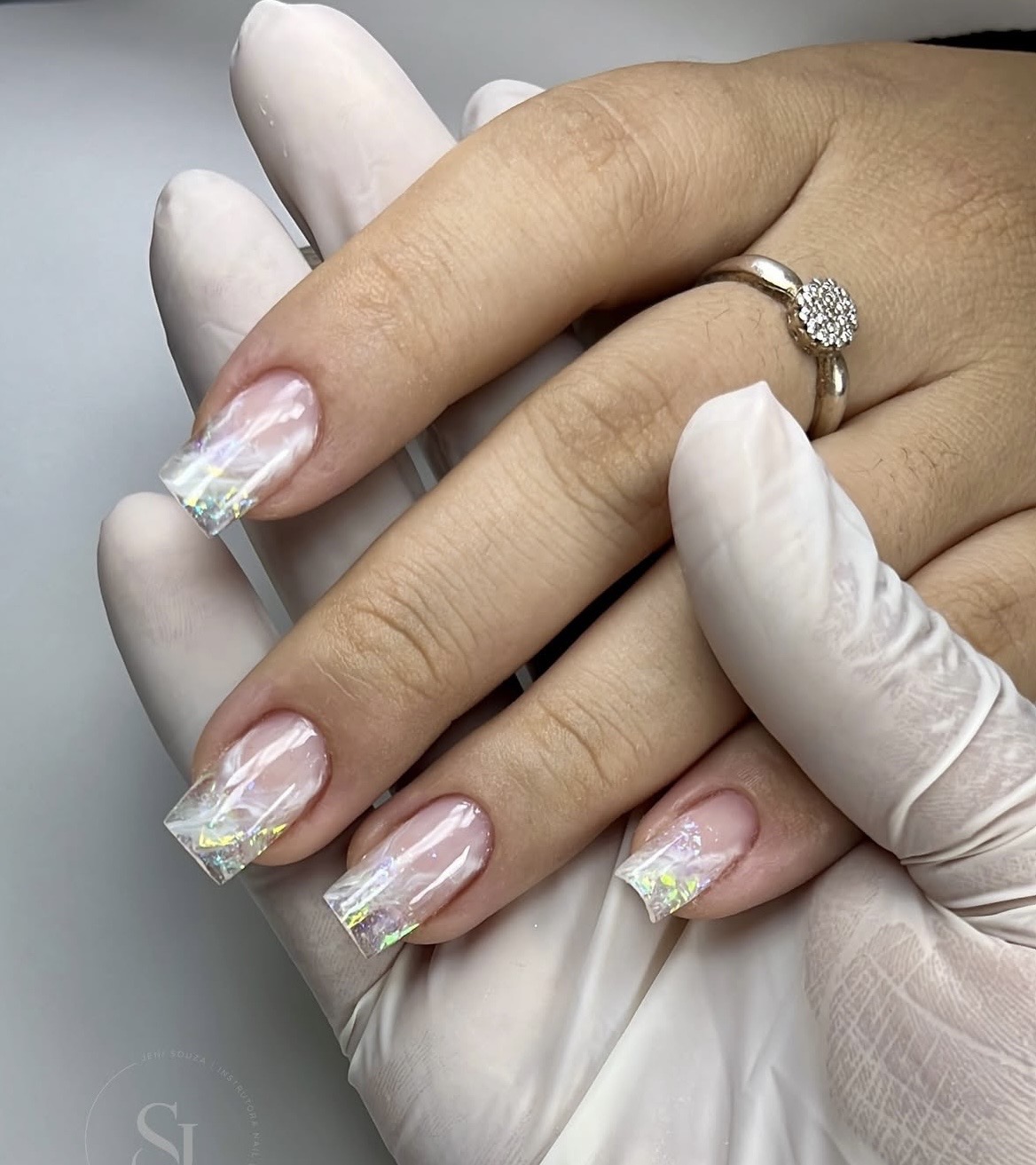 Alongamento de unhas quadradas com pontas translúcidas e efeito holográfico