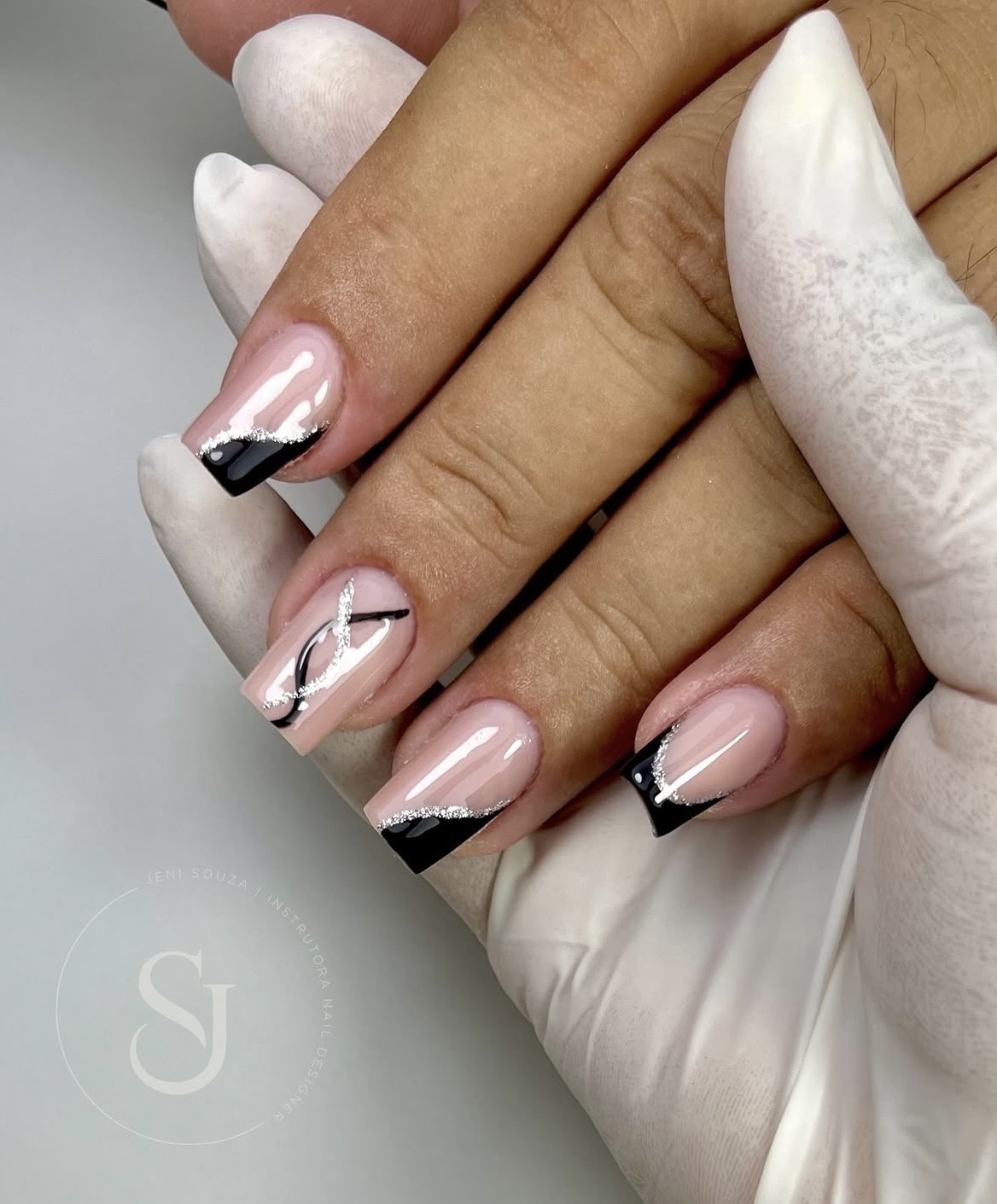 Unhas quadradas com francesinha preta, glitter prata e desenho minimalista