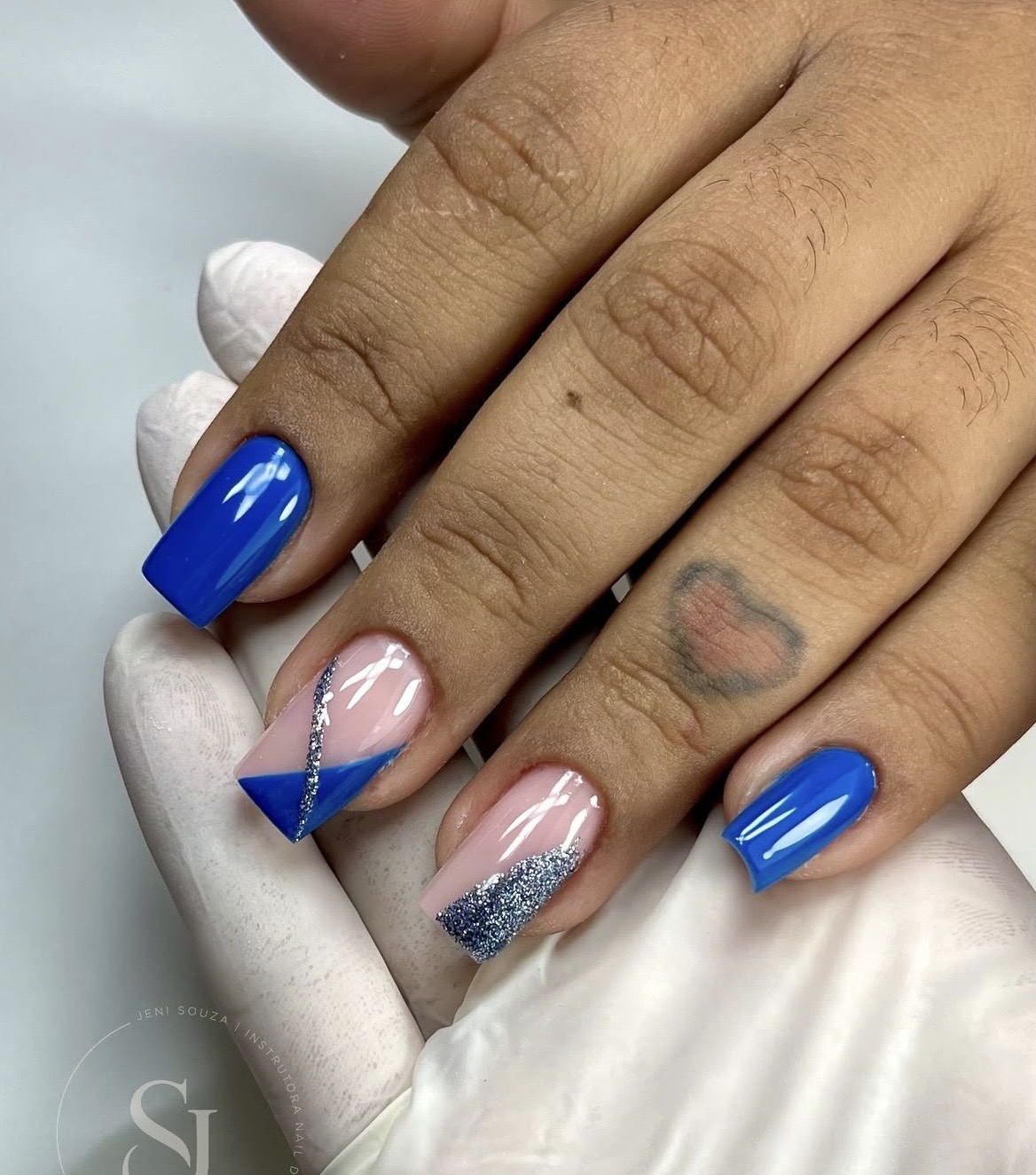 Unhas quadradas azul royal com nail art geométrica e glitter prata