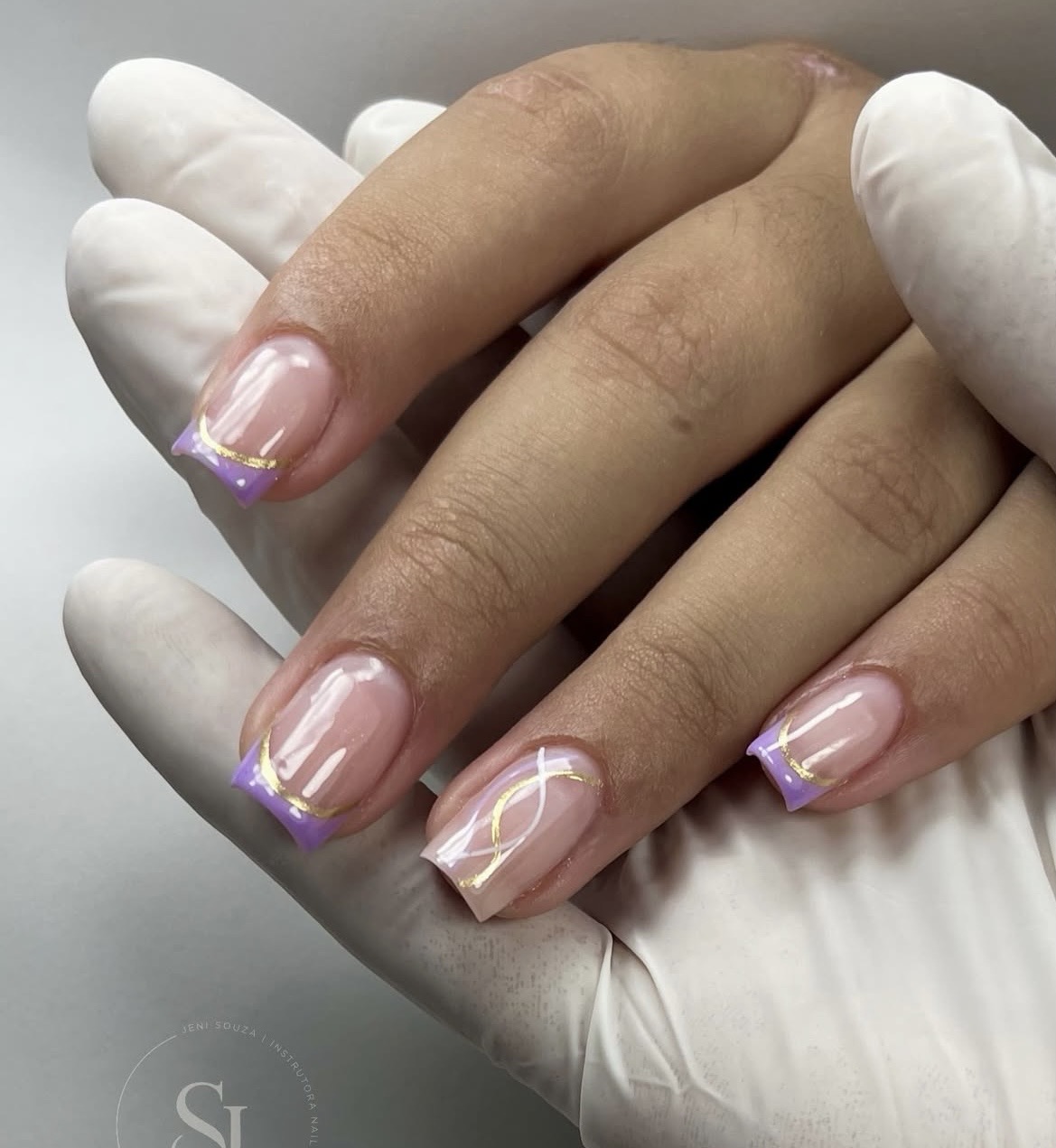 Unhas com francesinha lilás e detalhes em fio dourado
