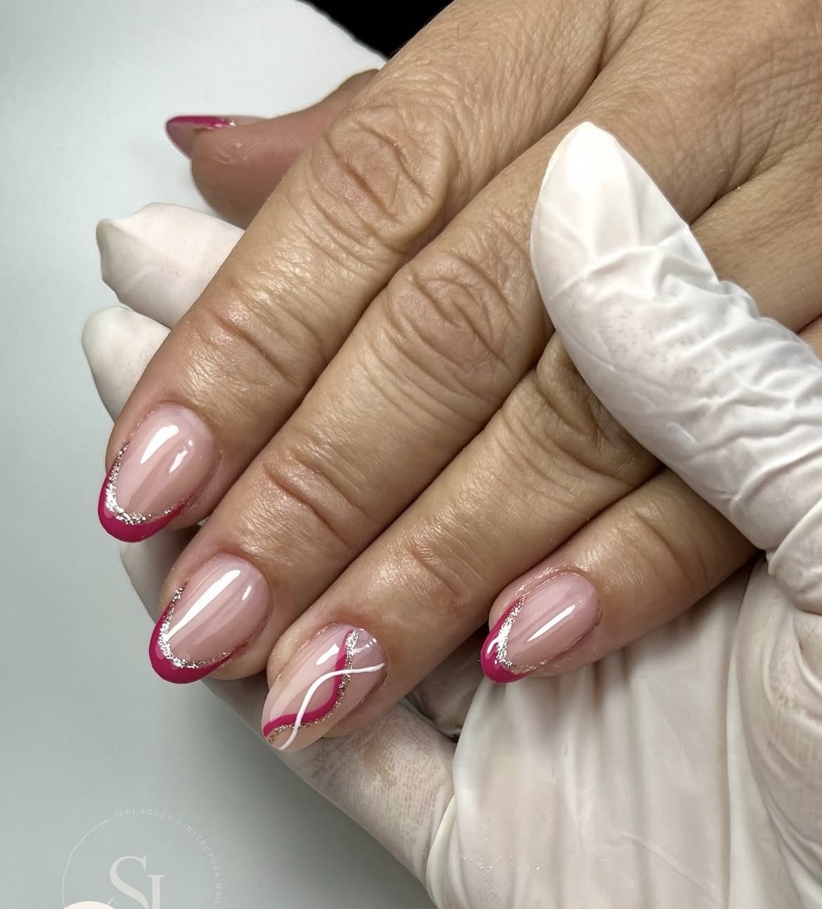 Unhas amendoadas com francesinha rosa pink, glitter e traço branco
